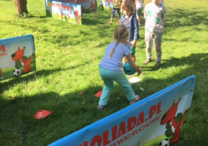 Slalom dzieci z piłką.