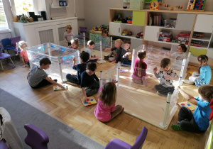Dzieci malujące farbami do muzyki klasycznej.
