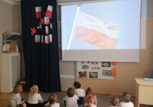 Dzieci oglądające film o niepodległości.