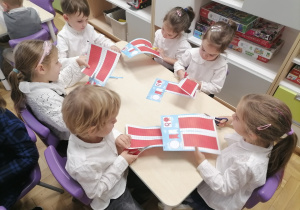 Dzieci wykonujące biało-czerwone kotyliony.