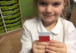 Dziewczynka z biało-czerwoną flagą.