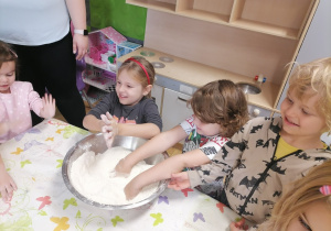 Dzieci robiące masę solną.