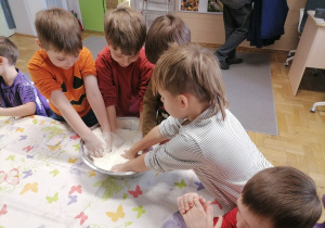 Dzieci robiące masę solną.