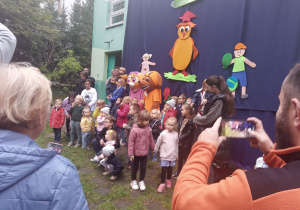 Występy dzieci na pikniku.
