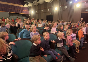 Dzieci oglądające spektakl w teatrze.