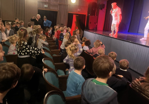 Dzieci oglądające spektakl w teatrze.