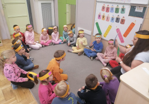 Grupa dzieci na zajęciach z okazji dnia kredki.