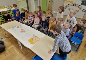 Dzieci wykonujące eksperyment.