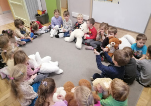 Grupa dzieci ze swoimi misiami.