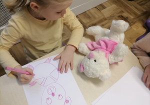 Dzieci rysujące swoje misie.