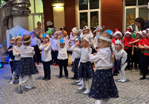 Występ świąteczny dzieci