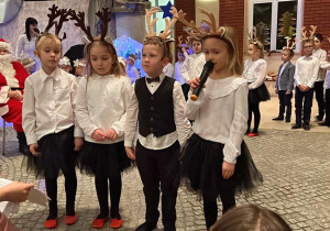 Występ świąteczny dzieci