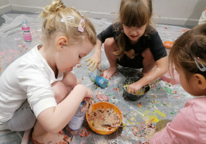 Dzieci podczas zajęć z sensoplastyki.