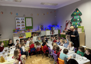 Dzieci przy wigilijnym stole.