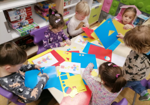 Dzieci pracujące przy stoliku.