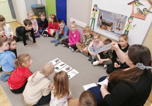 Dzieci siedzące w kole na zajęciach.