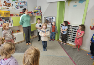 Dzieci świętujące urodziny w przedszkolu.