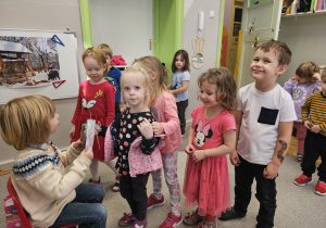 Dzieci świętujące urodziny w przedszkolu.