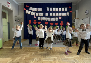 Dzieci występujące z okazji Dnia Babci i Dziadka
