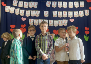 Dzieci występujące z okazji Dnia Babci i Dziadka