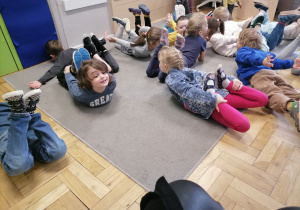 Dzieci wykonujące pingwinie ruchy.