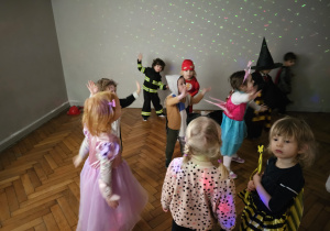 Dzieci bawiące się na balu.