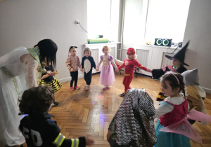 Dzieci bawiące się na balu.