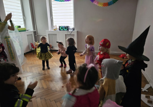 Dzieci bawiące się na balu.