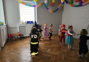 Dzieci bawiące się na balu.