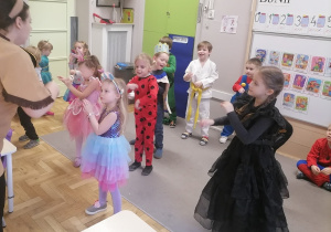 Dzieci bawiące się na balu.