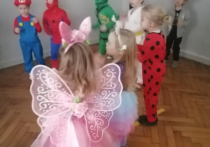 Dzieci bawiące się na balu.