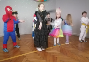 Dzieci bawiące się na balu.