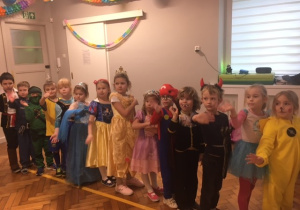 Dzieci bawiące się na balu.