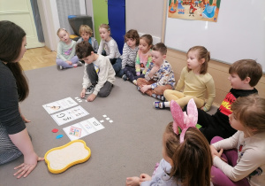 Dzieci zapoznające się z literą G.
