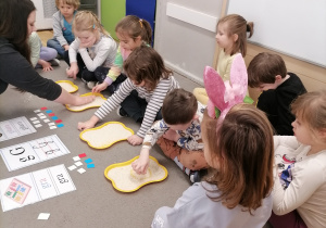 Dzieci zapoznające się z literą G.