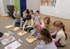 Dzieci zapoznające się z literą G.