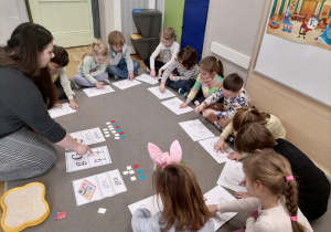 Dzieci zapoznające się z literą G.