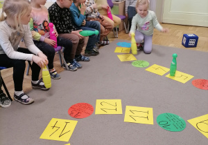 Dzieci grają w grę planszową.