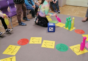 Dzieci grają w grę planszową.