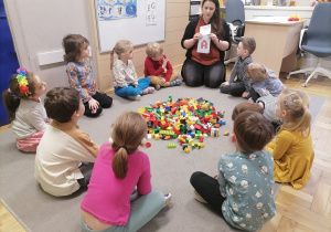 Dzieci układające klocki LEGO.