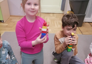 Dzieci układające klocki LEGO.