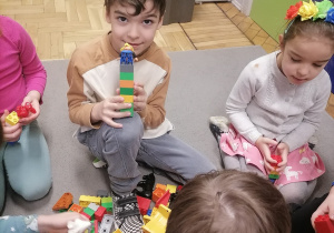 Dzieci układające klocki LEGO.
