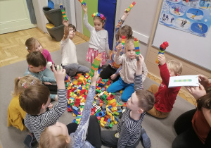 Dzieci układające klocki LEGO.