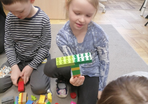 Dzieci układające klocki LEGO.