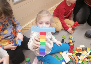 Dzieci układające klocki LEGO.