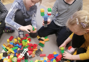 Dzieci układające klocki LEGO.