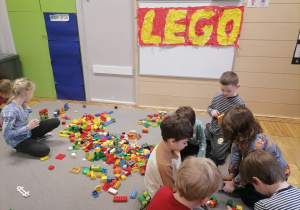 Dzieci układające klocki LEGO.