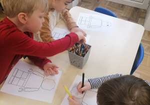 Dzieci projektujące ludzika LEGO