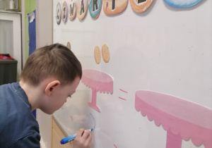 Dzieci przeliczające pączki.