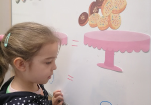 Dzieci przeliczające pączki.